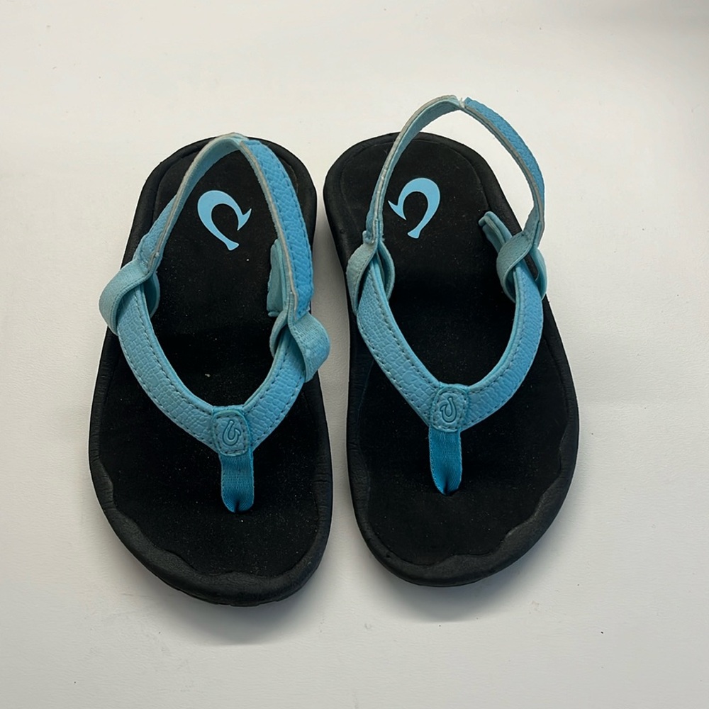 Olukai kid blue flip flops. Size 9 Never worn.